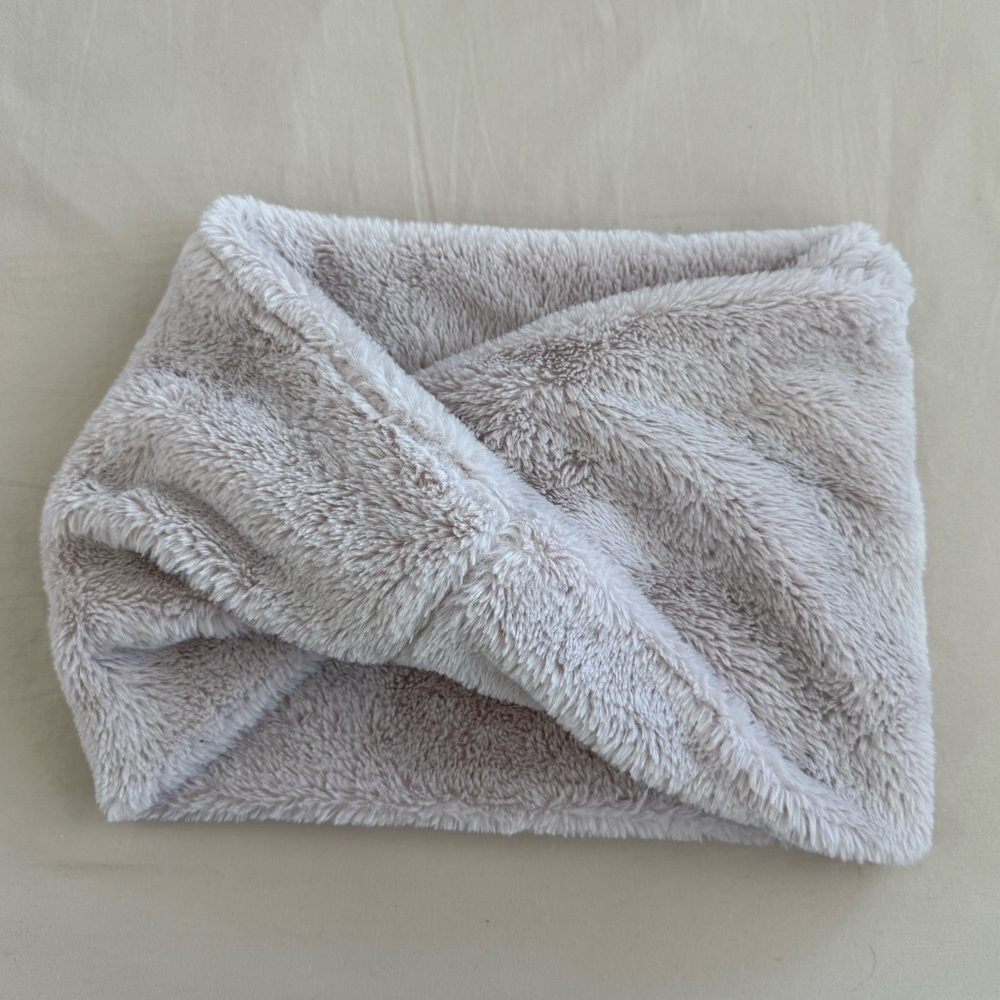 American Eagle Outfitters Faux Fur Inifinity Scarf in Baby Pink